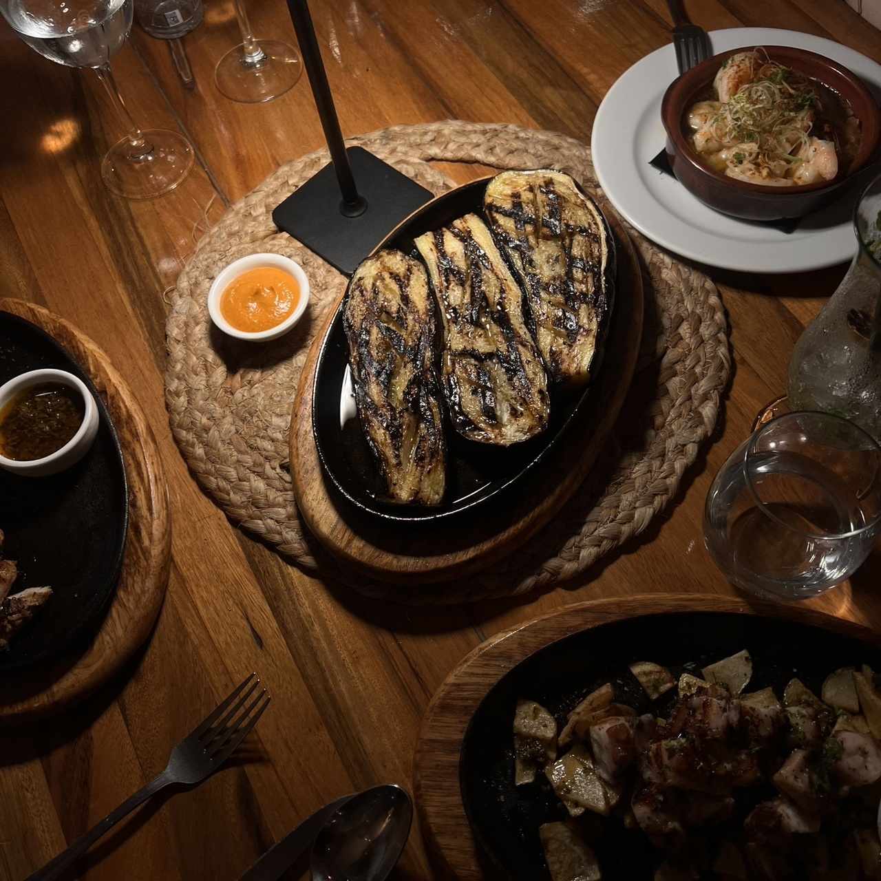 Berenjena a la parrilla con aceite de oliva 