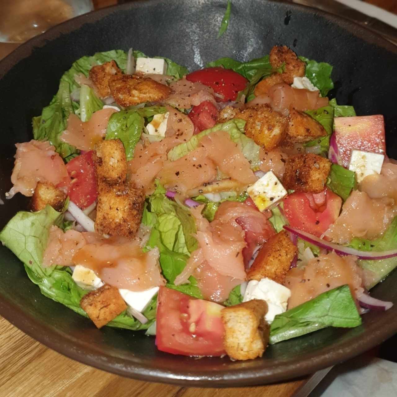 Ensalada de salmón ahumado con queso feta y vinagreta de miel y mostaza