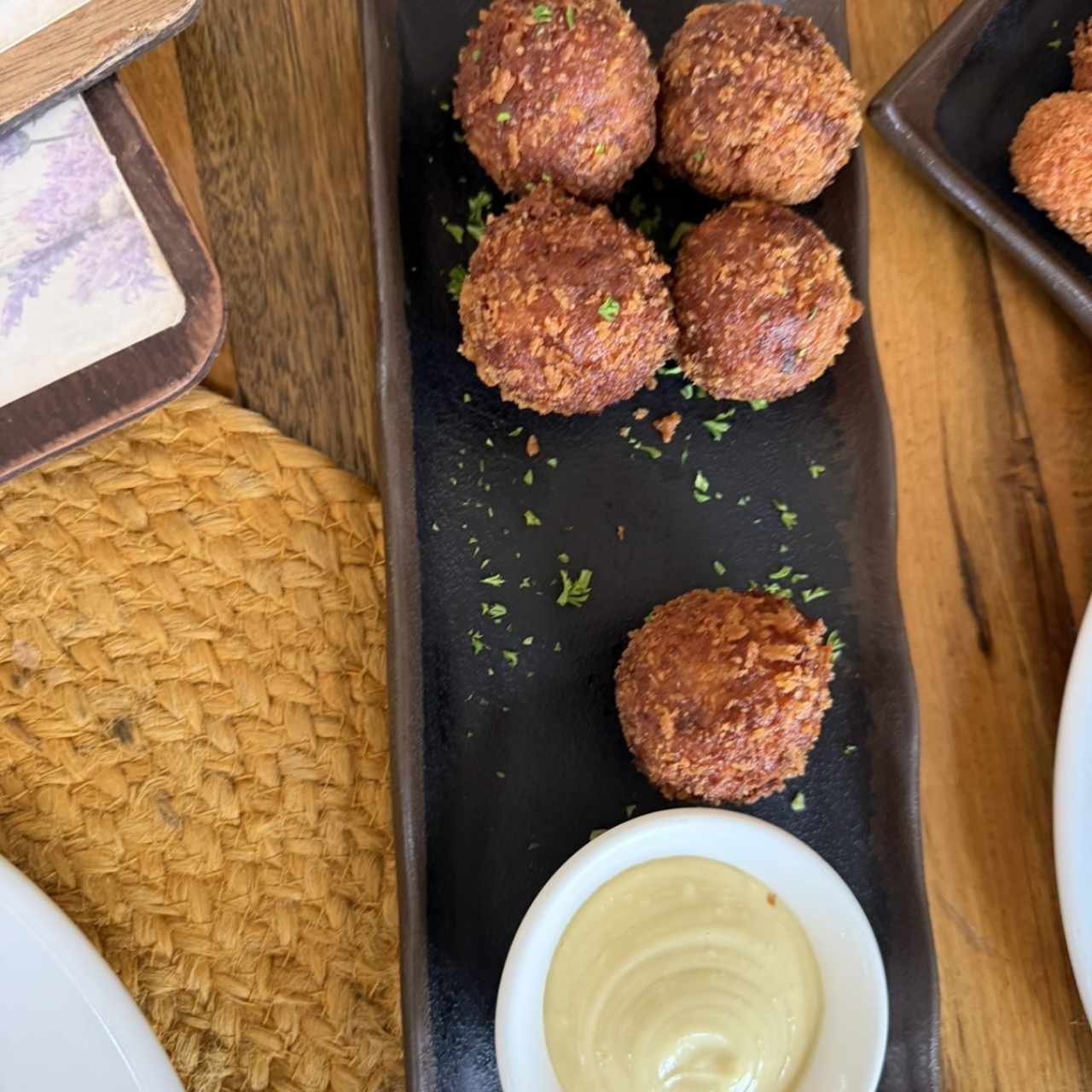 Croquetas de bacalao y pimientos rojos