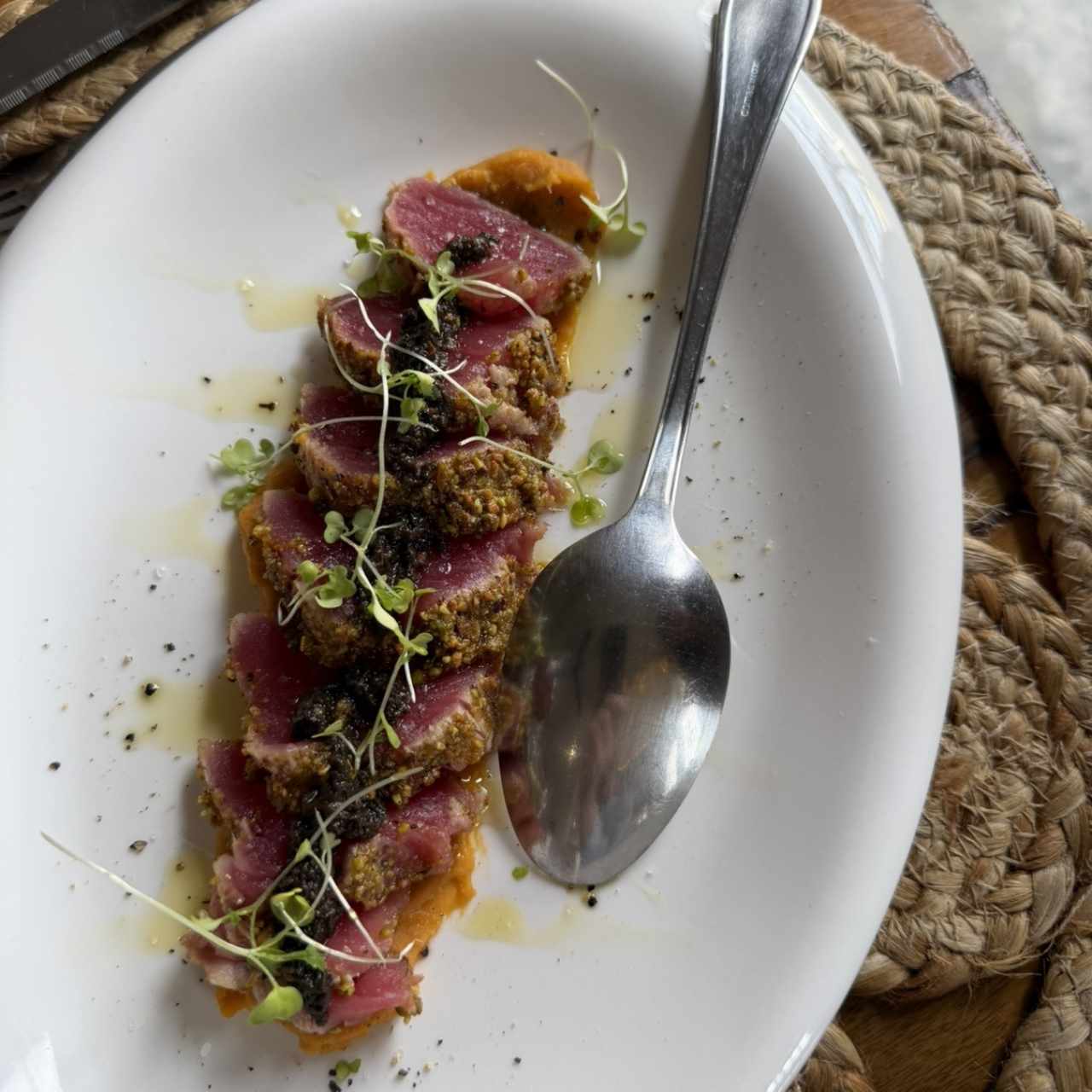 Tataky de atún rojo con aceite de trufa sobre puré de camote