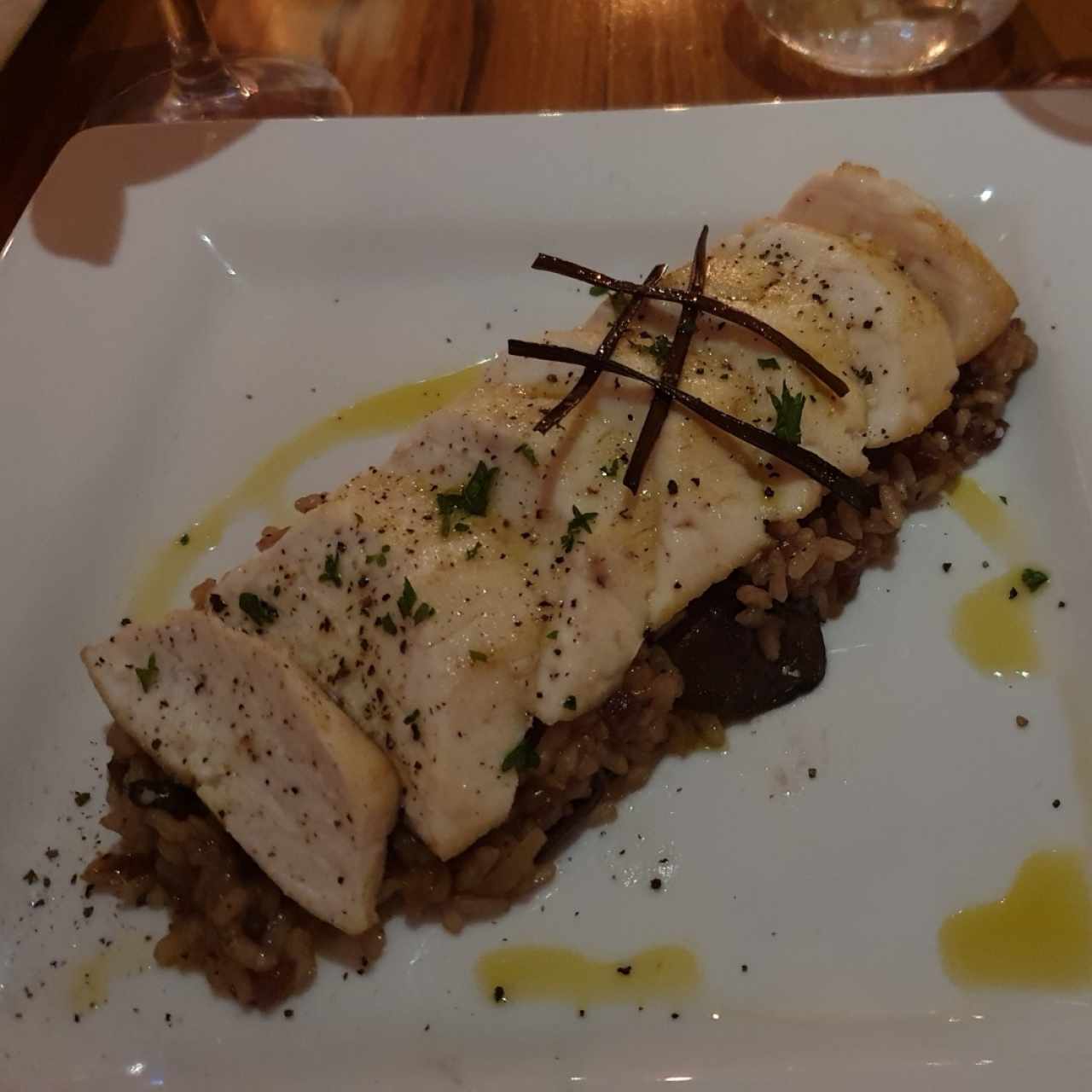 Tataky de atún blanco sobre risotto de hongos