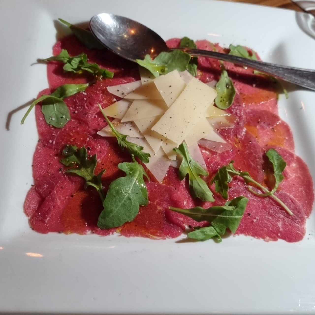 Carpaccio de ternera con escamas de parmesano