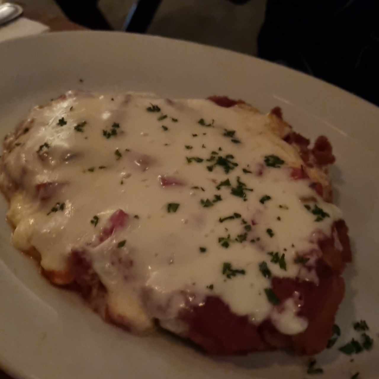 Milanesa de pollo a la napolitana con patatas fritas