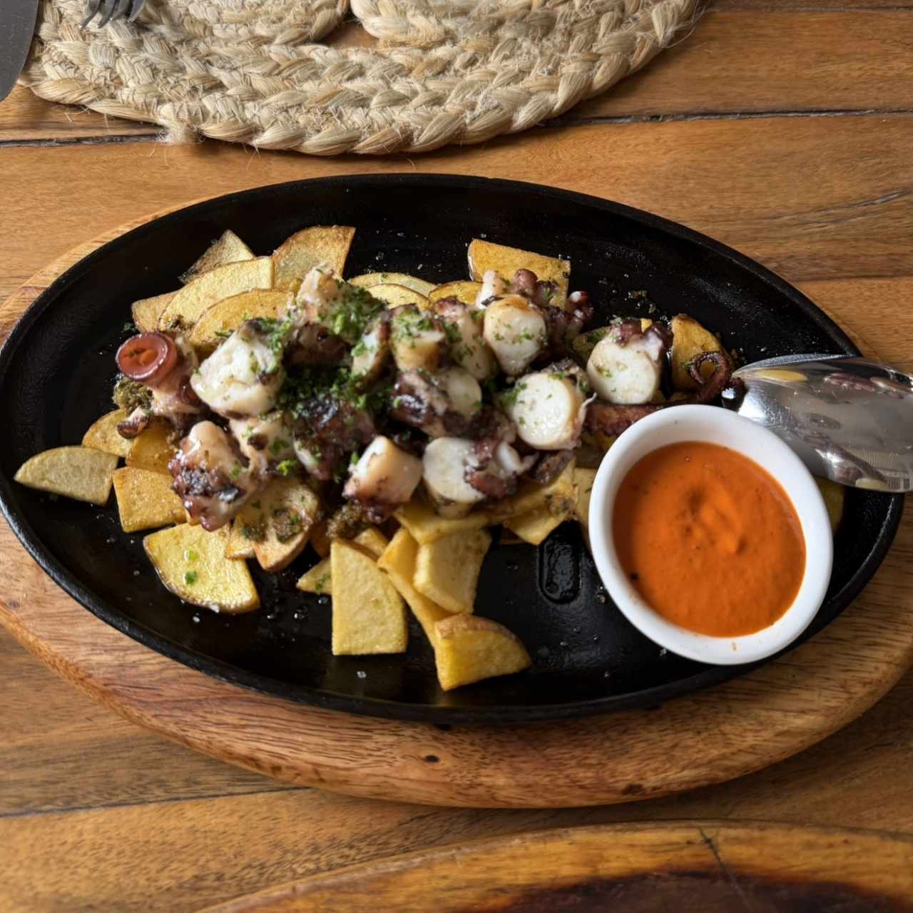 Pulpo a la parrilla con patata nacional y salsa Santa Rita