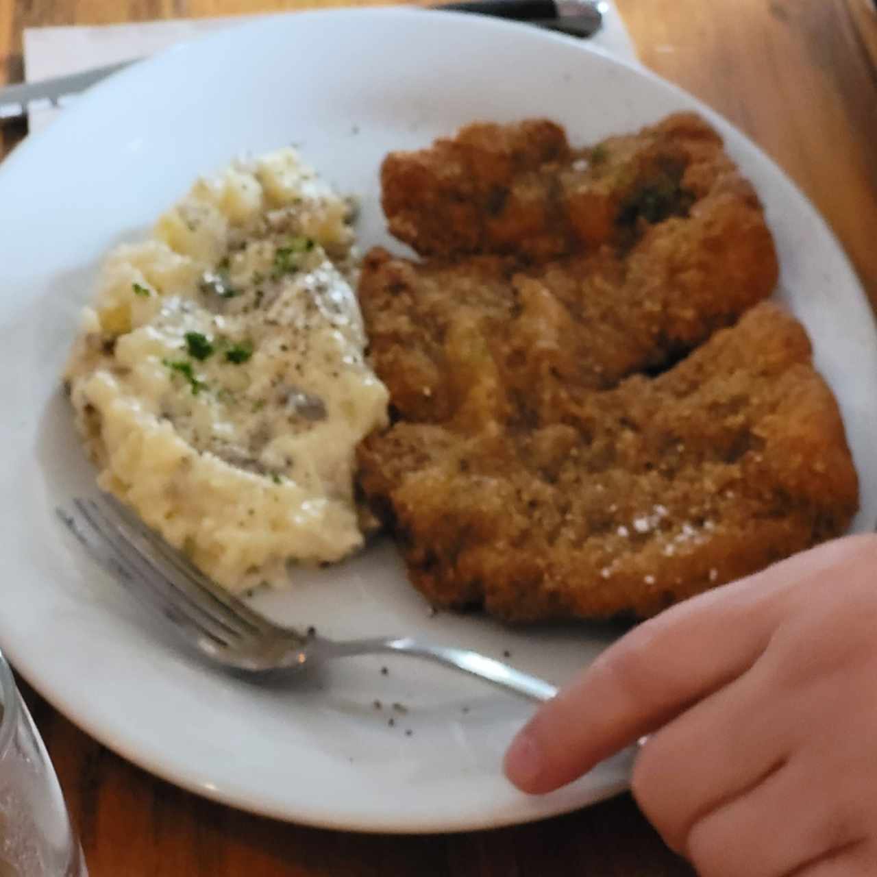 Milanesa de ternera a caballo con patatas y huevos fritos