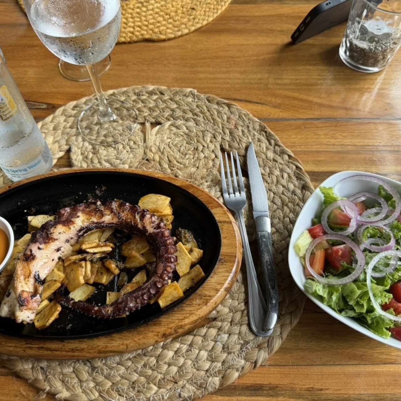Pulpo a la parrilla con patata nacional y salsa Santa Rita