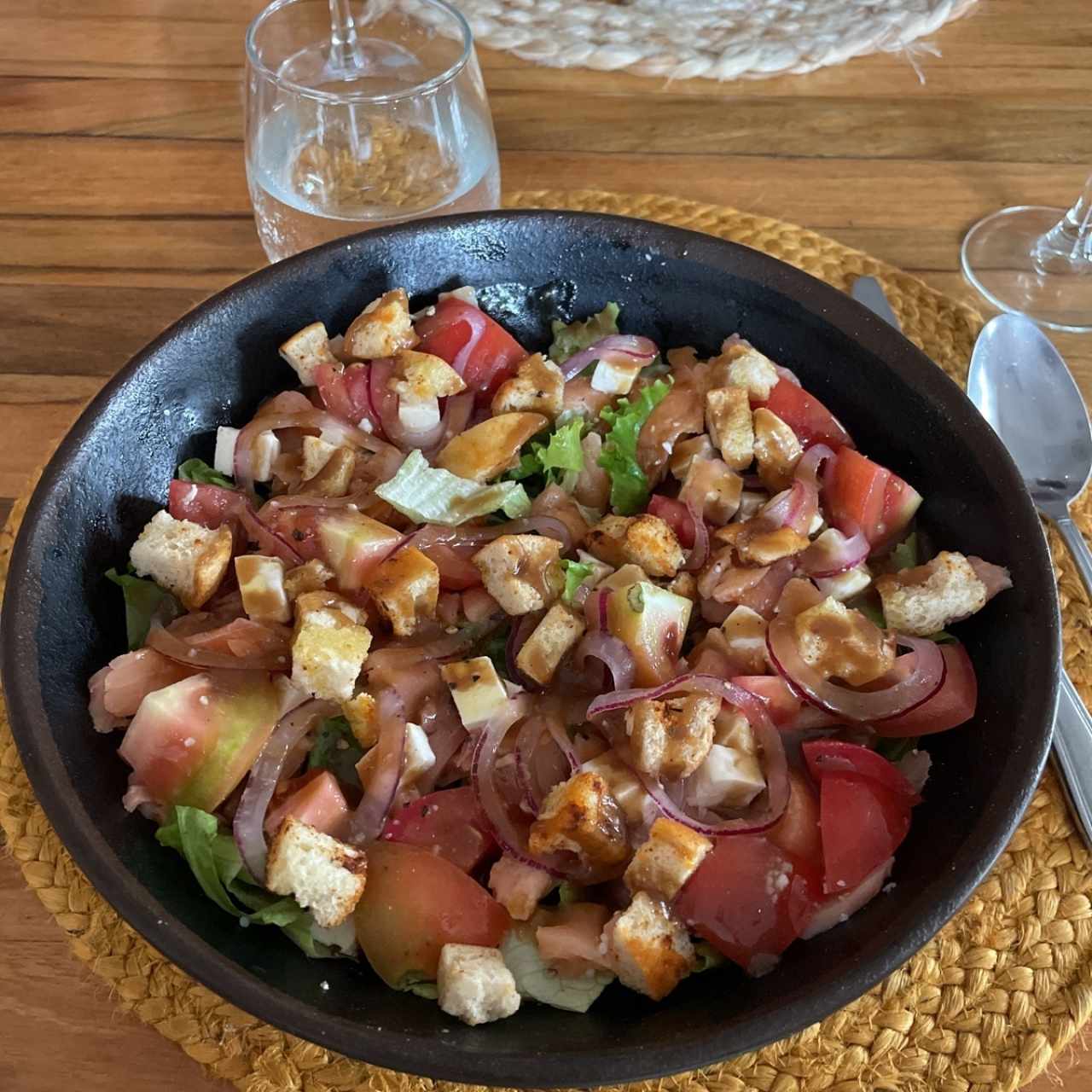 Ensalada de salmón ahumado con queso feta y vinagreta de miel y mostaza