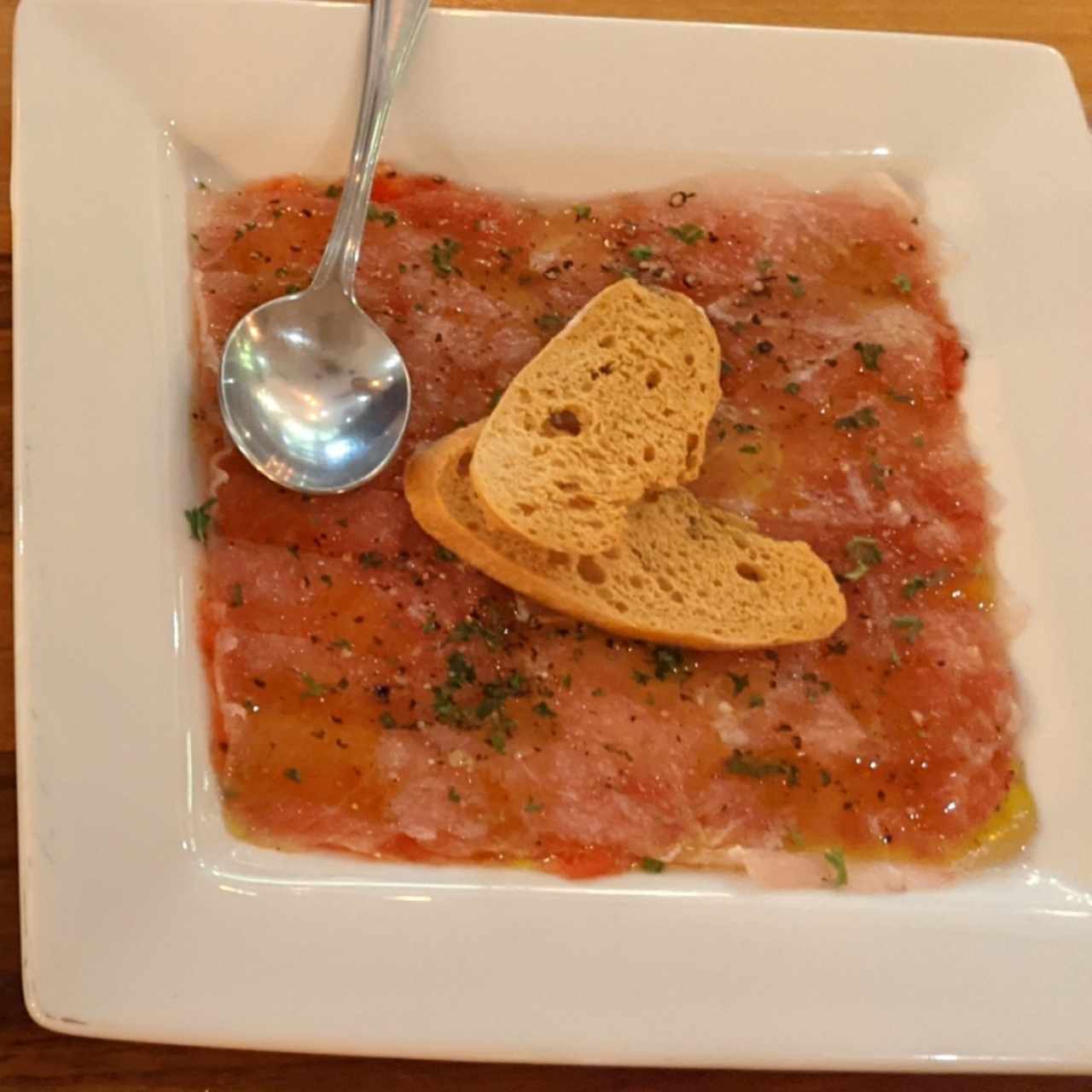 Carpaccio de corvina en base de tomate fresco rallado y aceite de oliva 100%