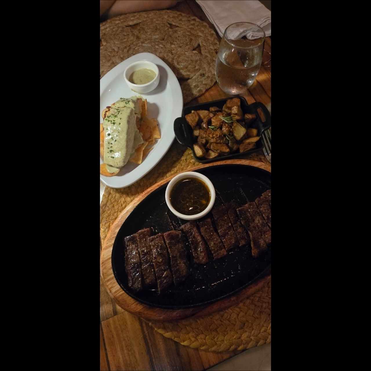 entraña con papas Santa Rita,  salmón al limón