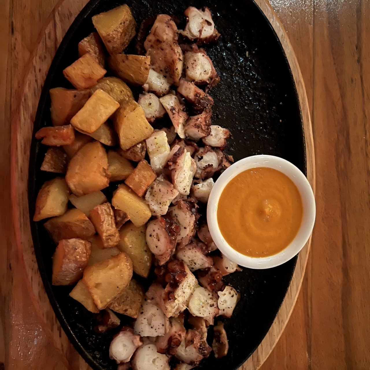 Pulpo a la parrilla con patata nacional y salsa Santa Rita