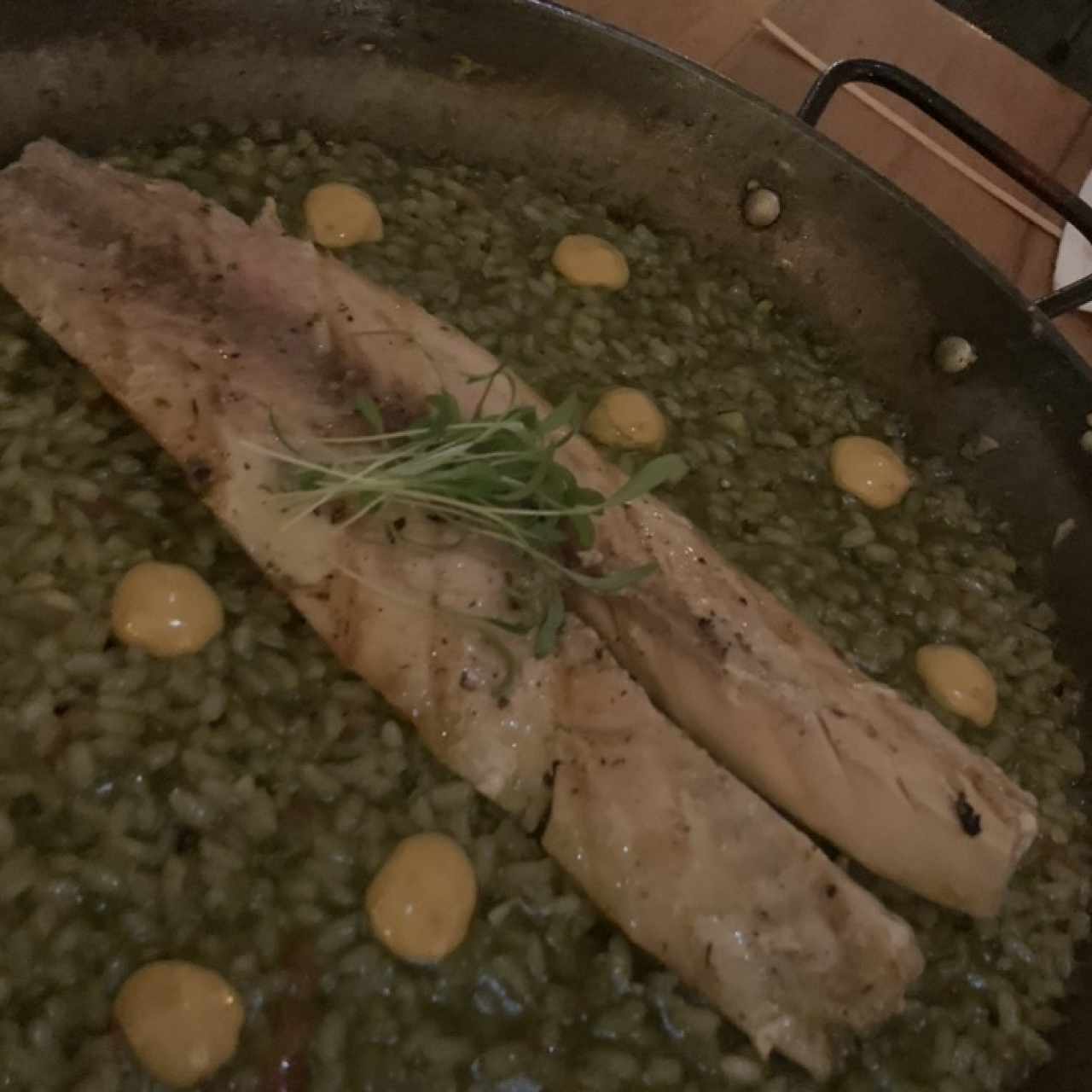 Atún Blanco sobre risotto de hongos