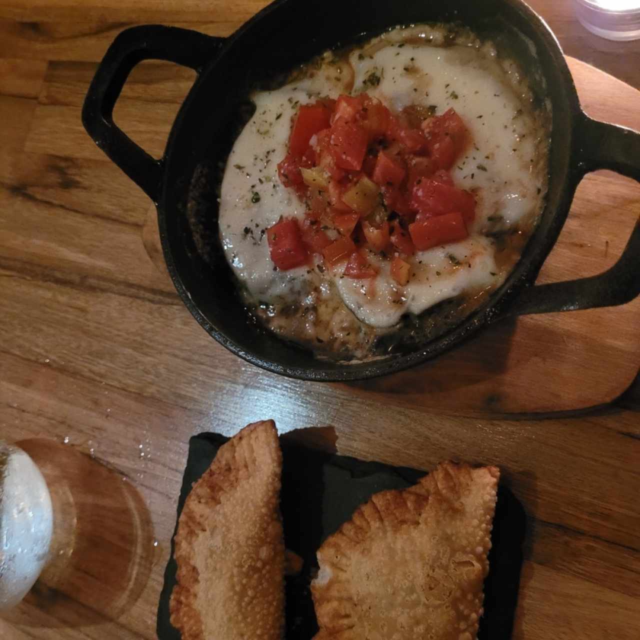 Portobelo a la parrilla con provolone fundido y pico de gallo