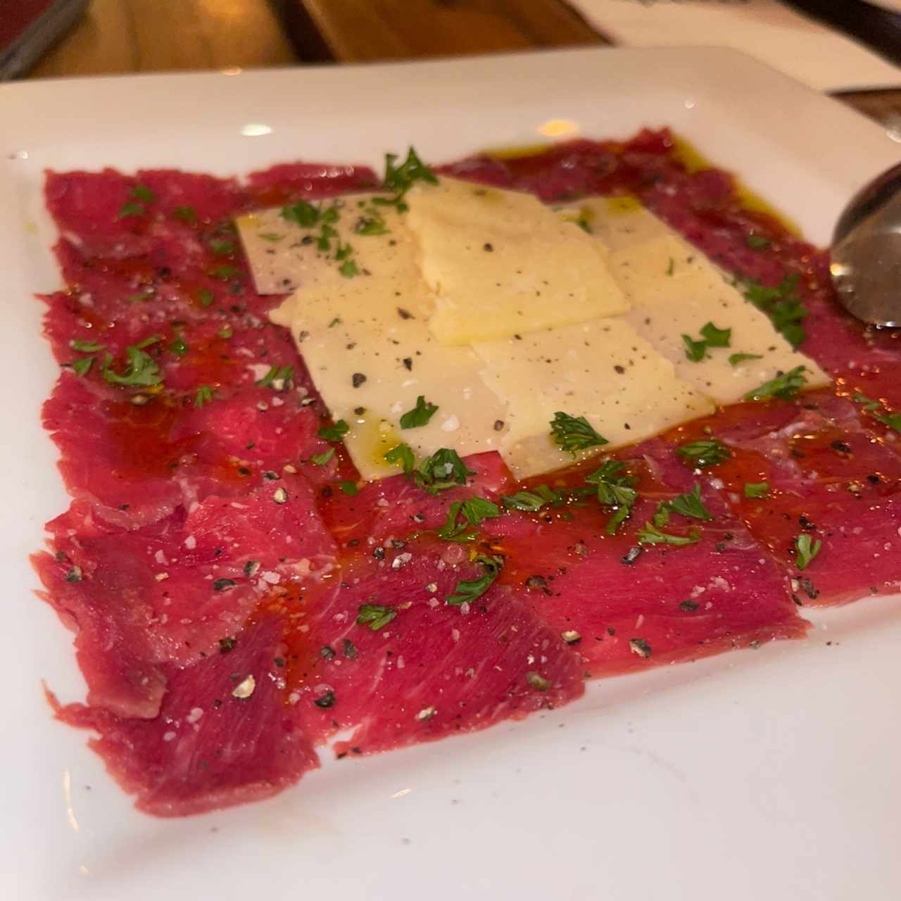 Carpaccio de ternera con escamas de parmesano