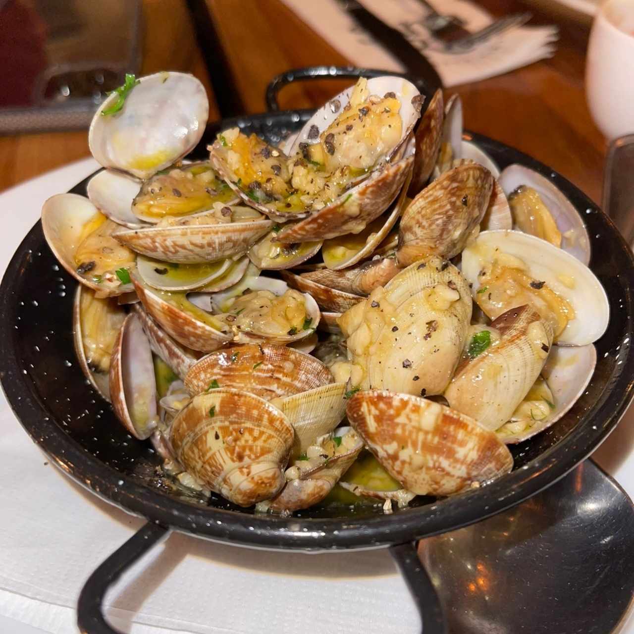 Almejas al ajillo y vino blanco