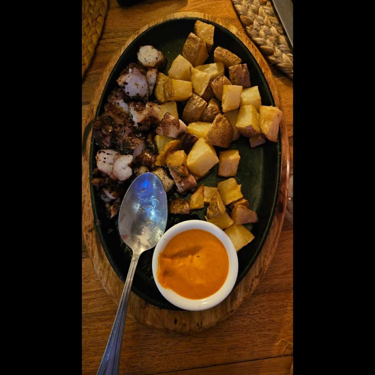 Pulpo a la parrilla con patata nacional y salsa Santa Rita