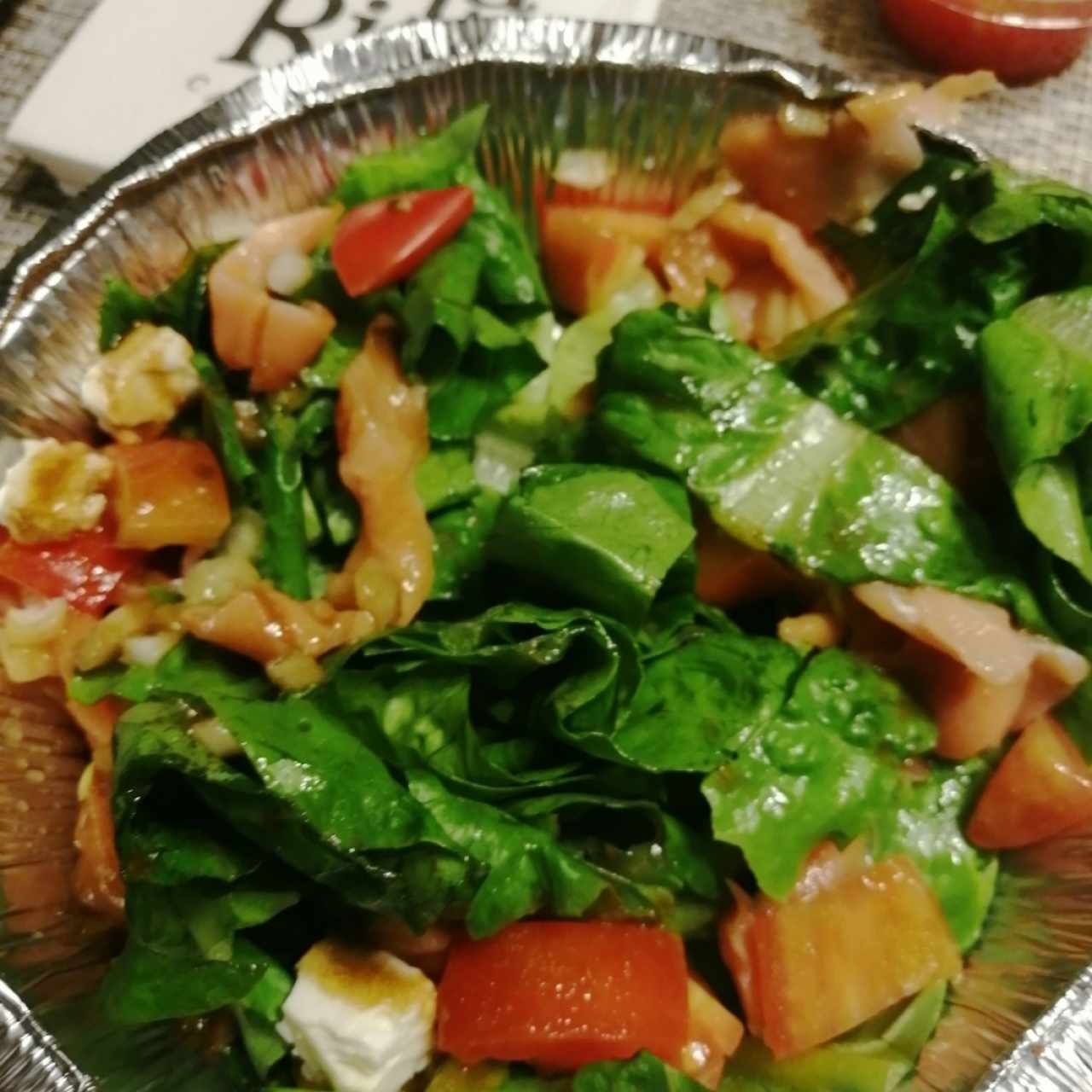 Ensalada de salmón ahumado con queso feta y vinagreta de miel y mostaza.