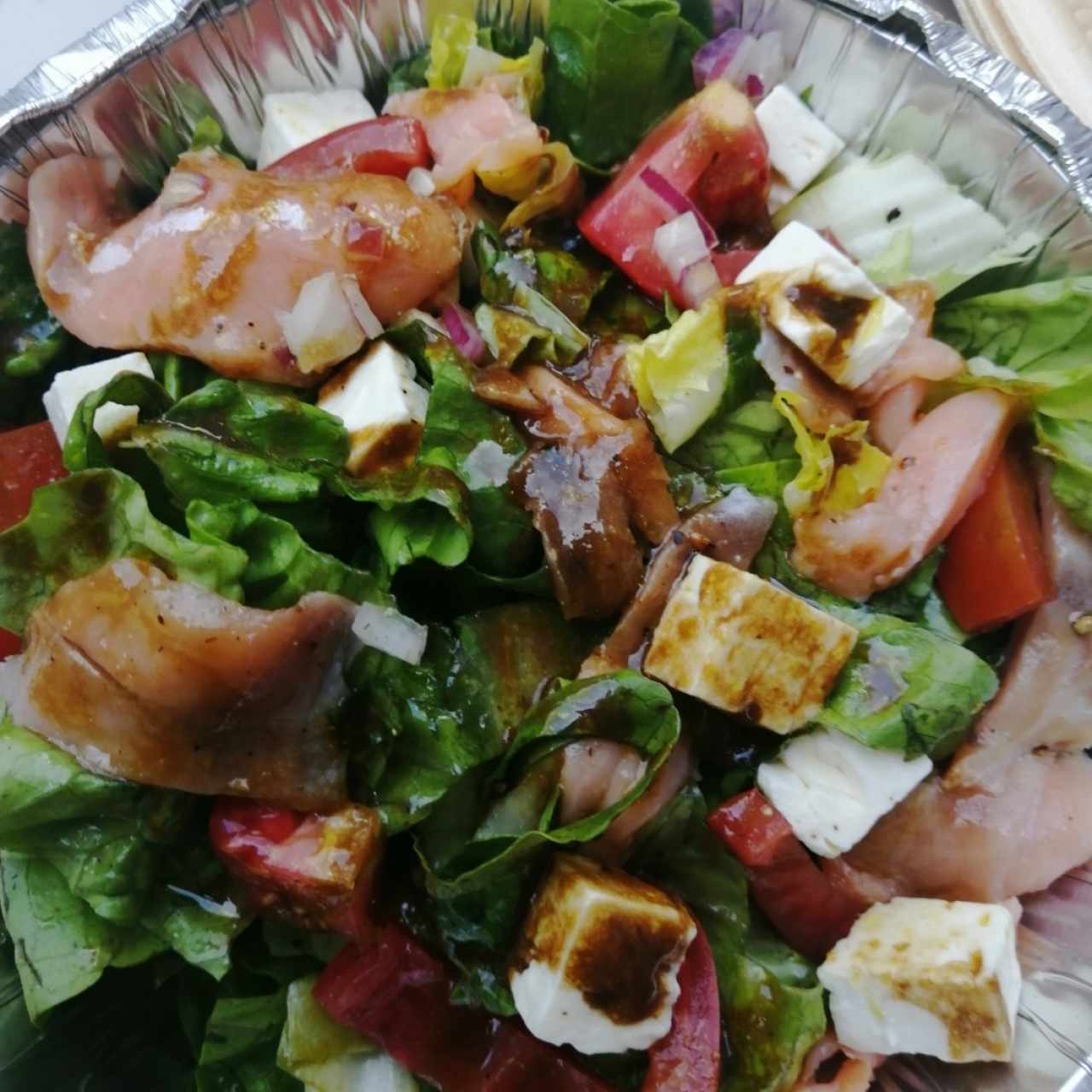 Ensalada de salmón ahumado con queso feta y vinagreta de miel y mostaza.