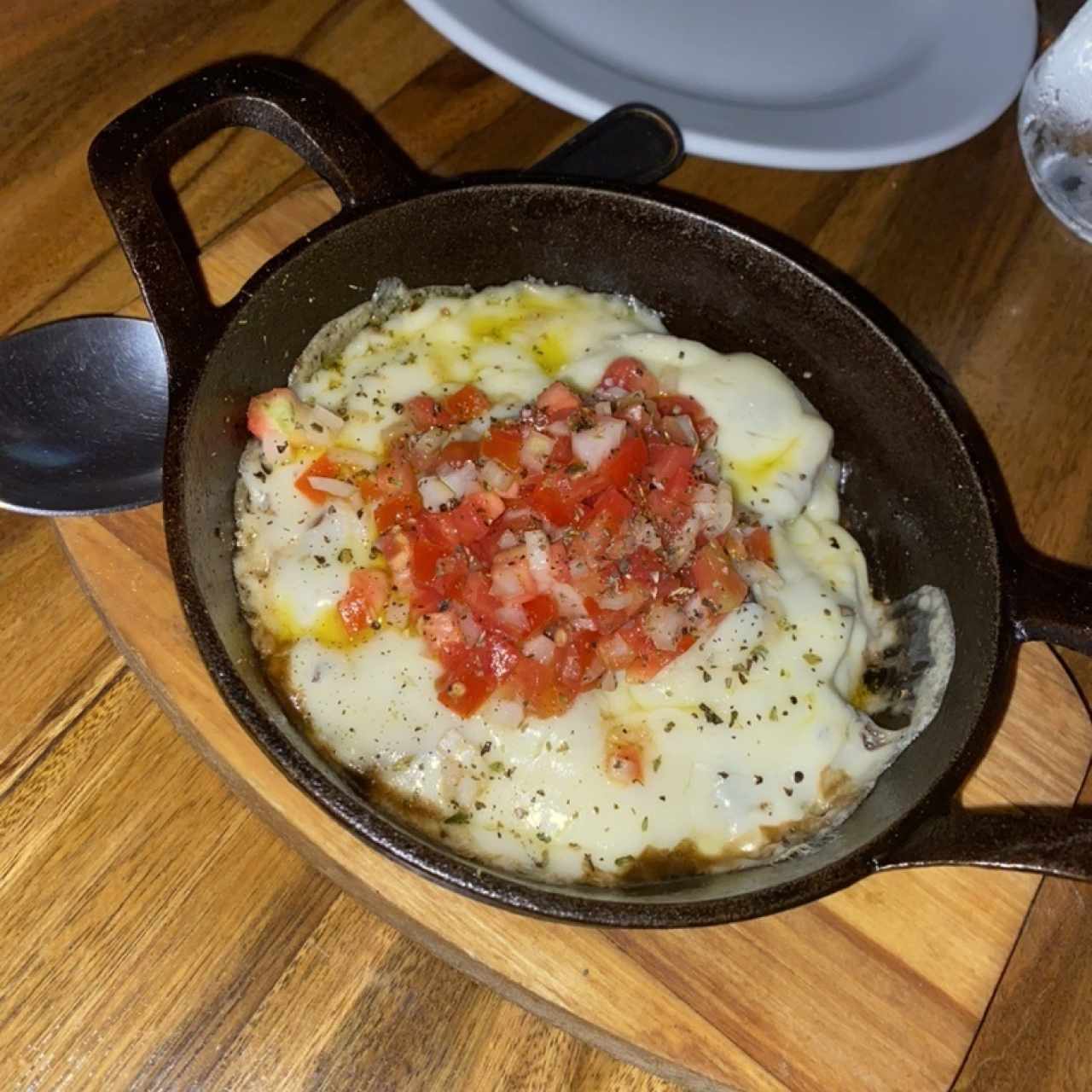 Provolone con pocadito de tomate y cebolla