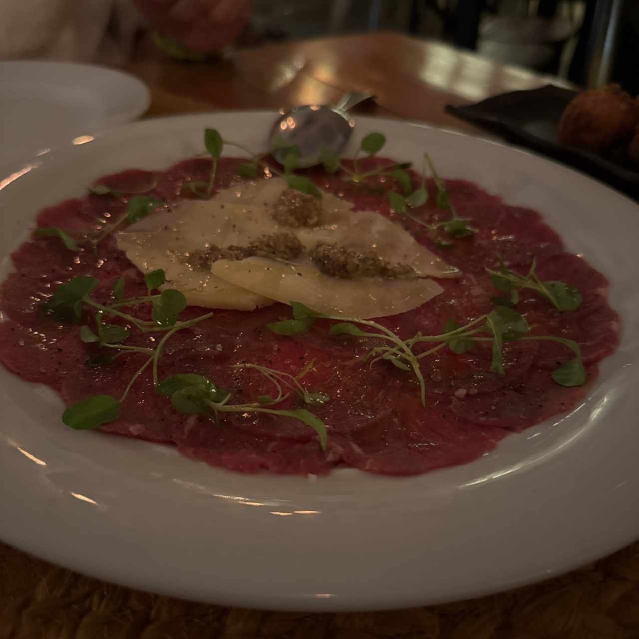 Carpaccio de ternera con escamas de parmesano