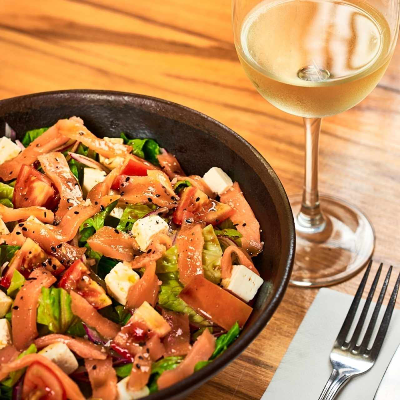 Ensalada de salmón ahumado con queso feta y vinagreta de miel y mostaza.