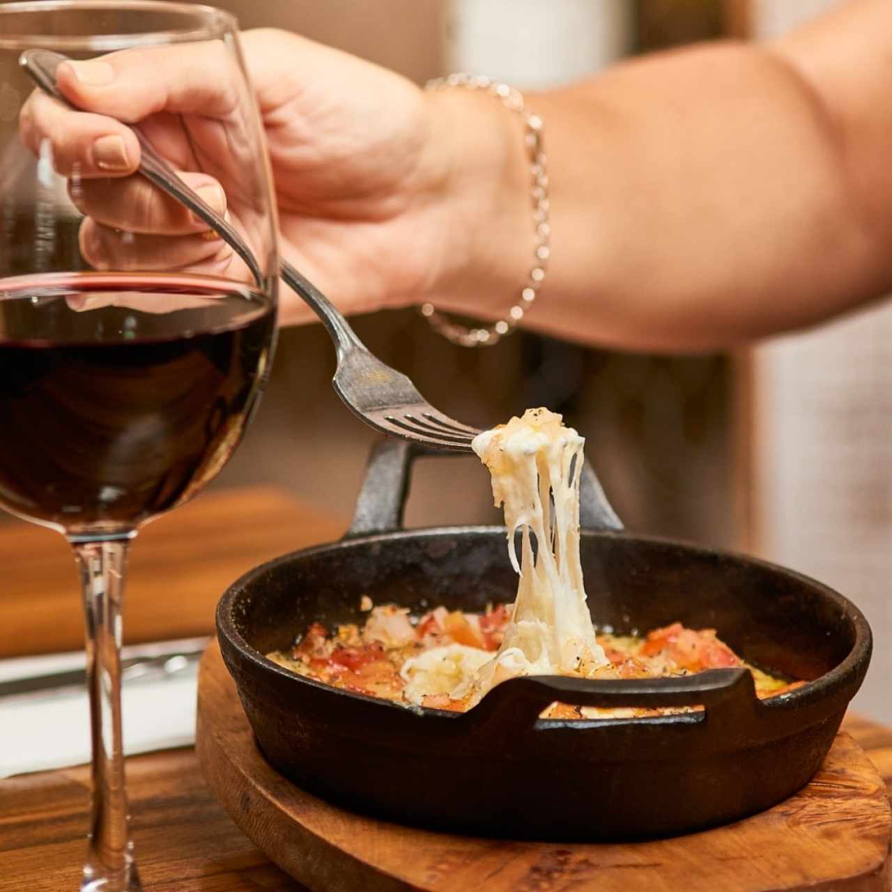Provolone con pocadito de tomate y cebolla
