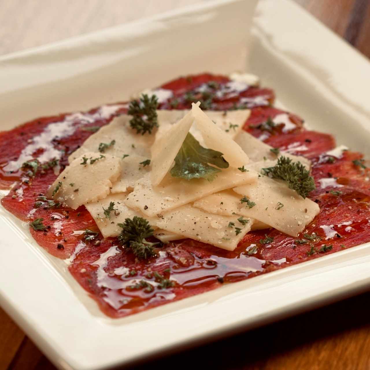 Carpaccio de ternera con escamas de parmesano