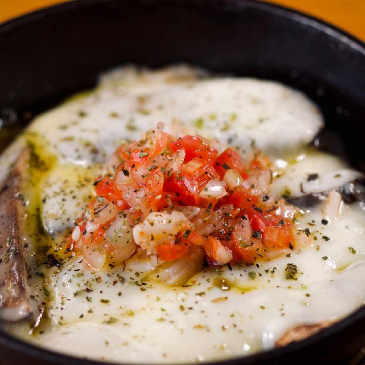 Portobelo a la parrilla con provolone fundido y pico de gallo