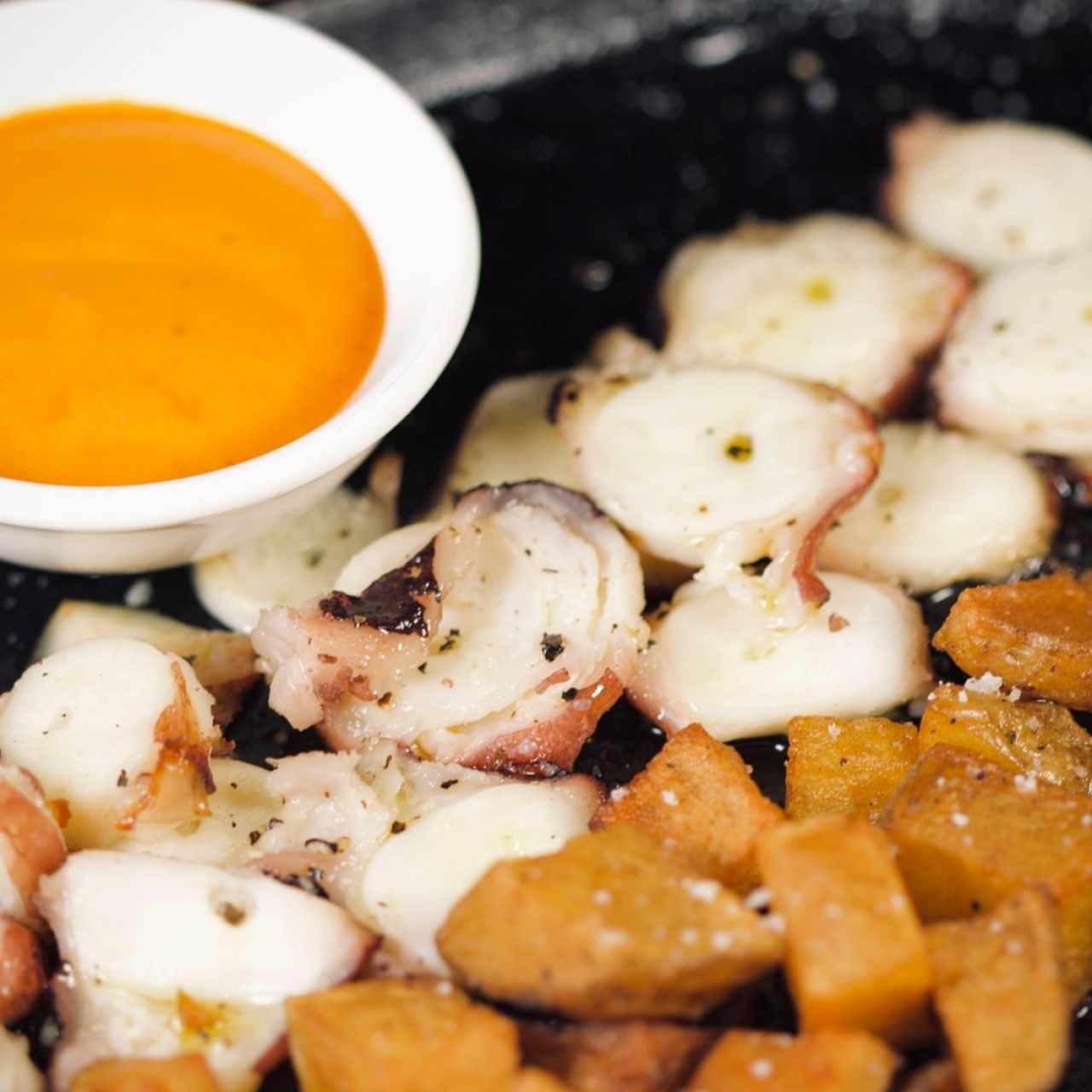 Pulpo a la parrilla con patata nacional y salsa Santa Rita