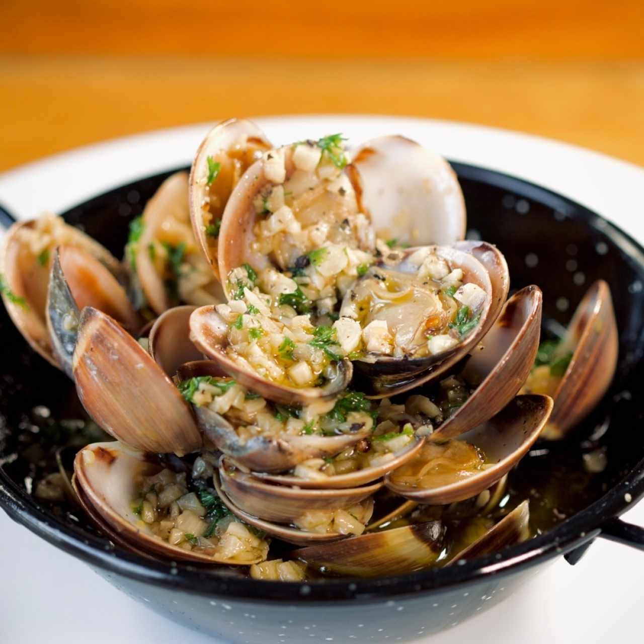 Almejas al ajillo y vino blanco