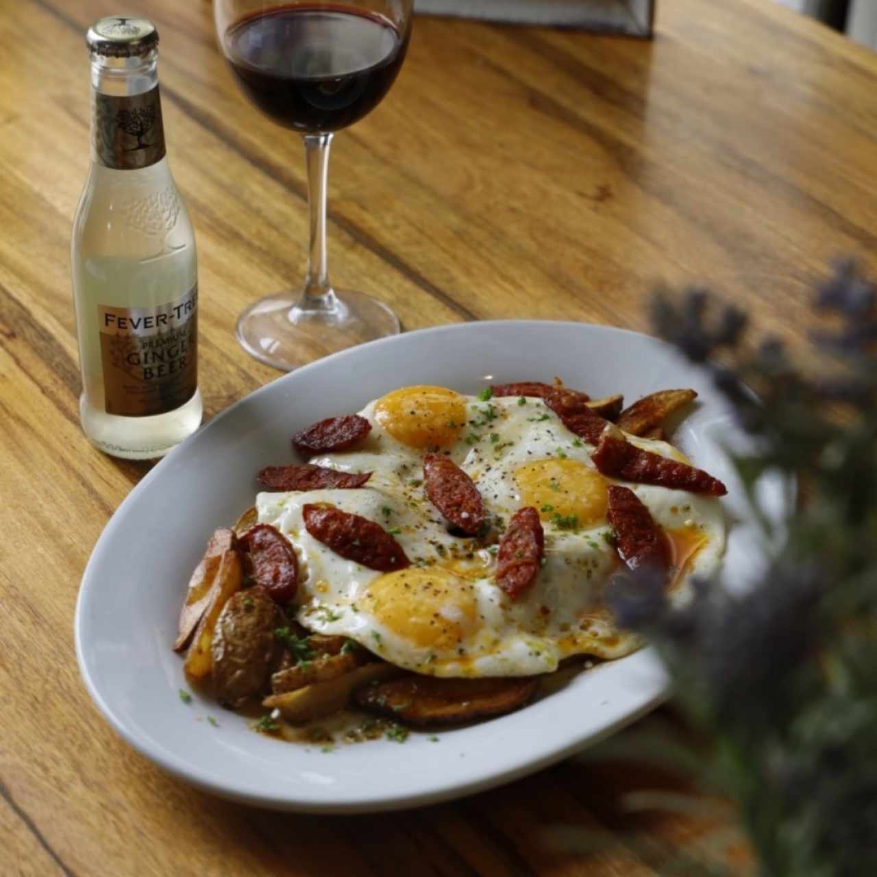 Huevos rotos con chistorra