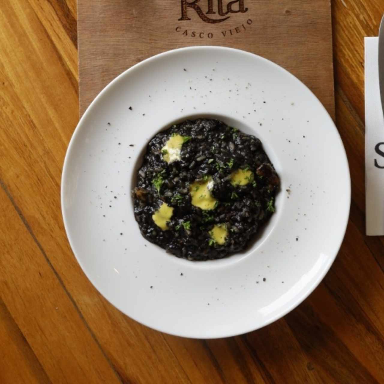 Arroz negro de mariscos con all i oli