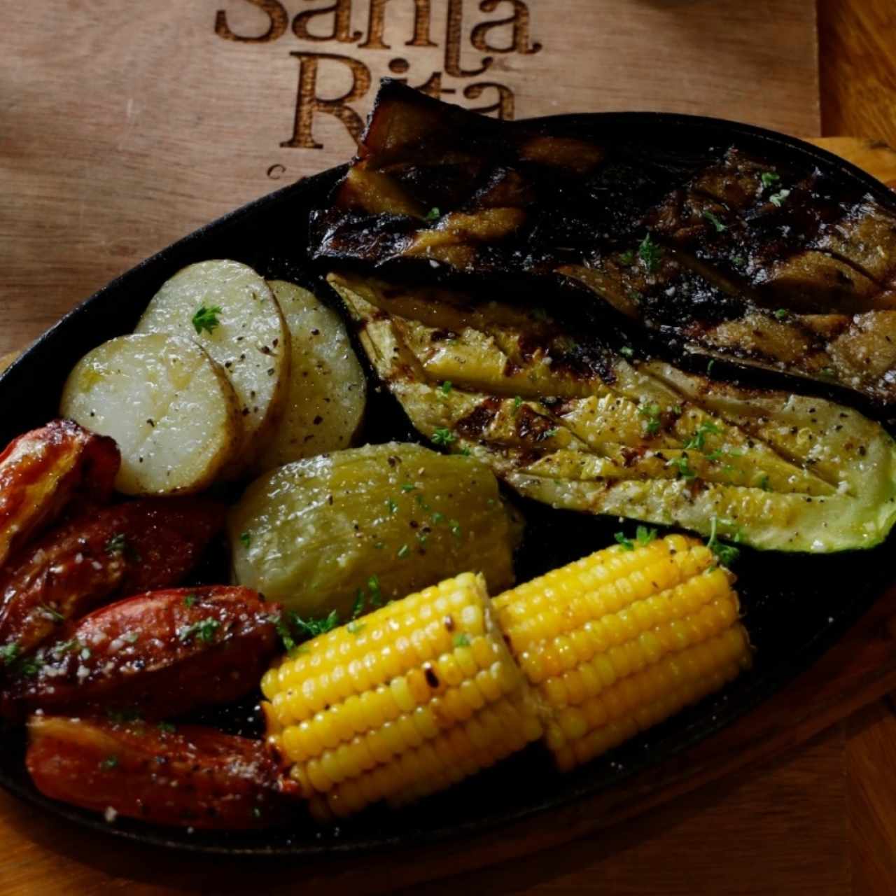 Parrillada de verduras (calabacín, cebolla, berenjenas, maíz, y tomate) con nuestra salsa romesco