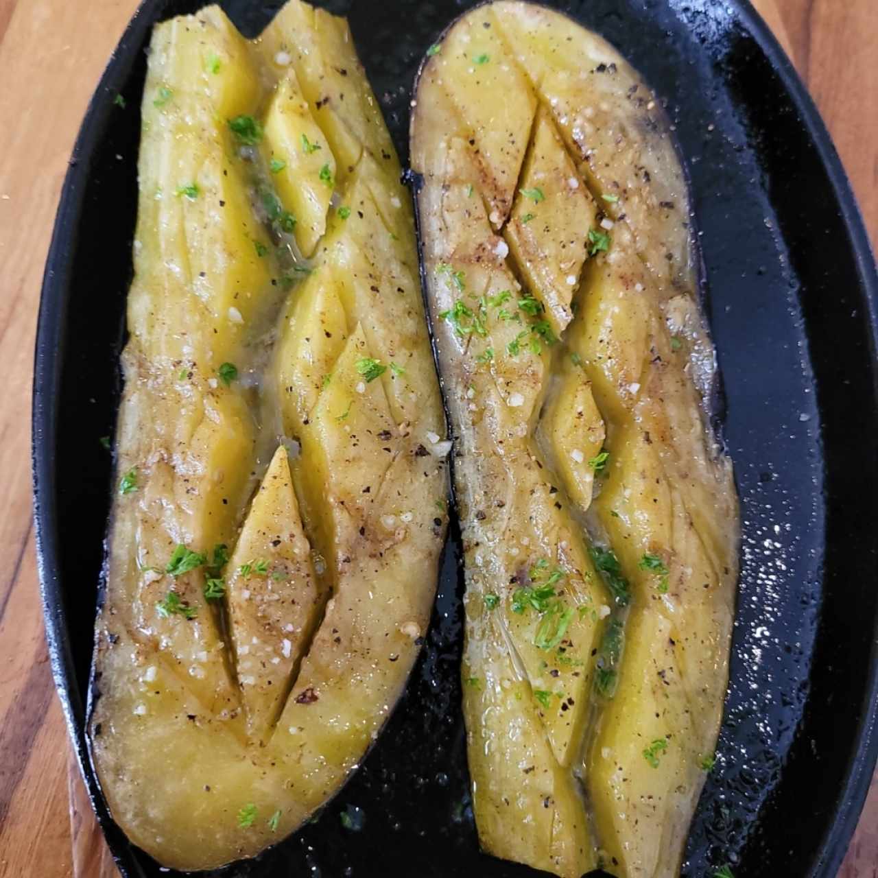 Berenjena a la parrilla con aceite de oliva