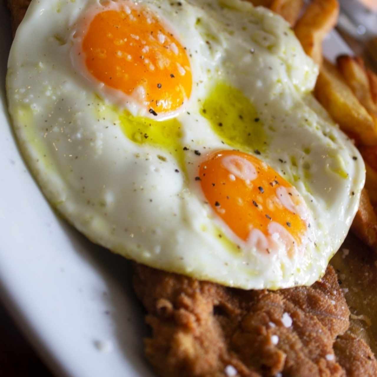 Milanesa de ternera a caballo con patatas y huevos fritos