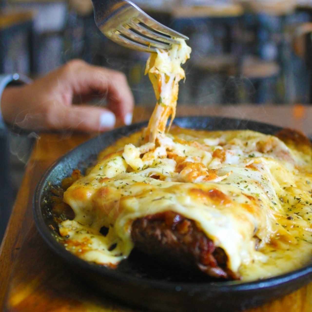 Corte especial de carne a la pizza con tomate, cebolla y muzzarella*