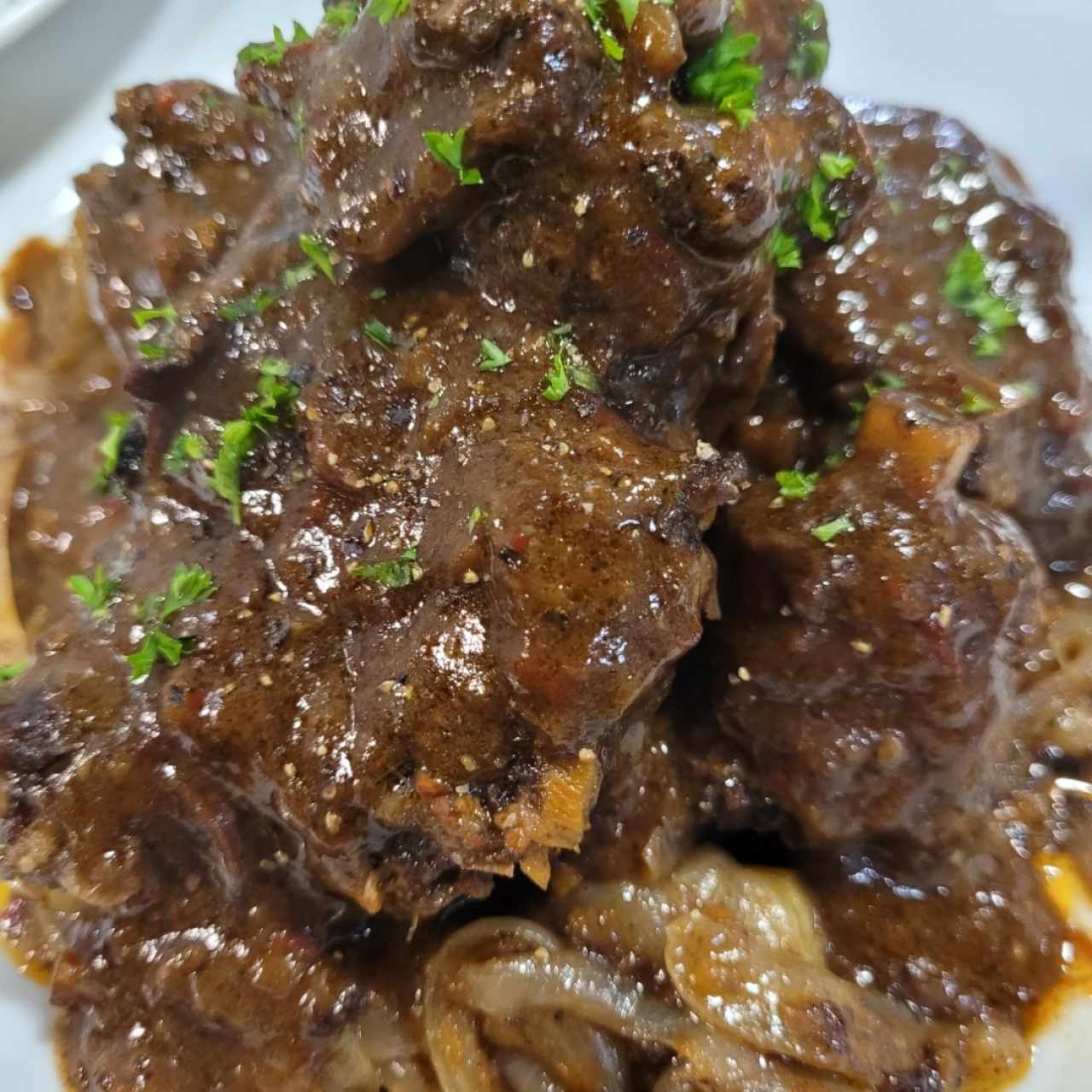 Rabo de buey en su jugo al vino tinto con patatitas