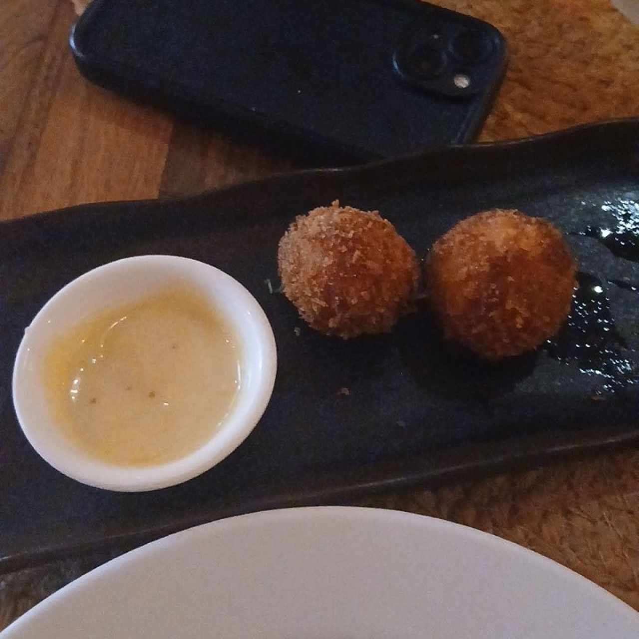 Croquetas de bacalao y pimientos rojos