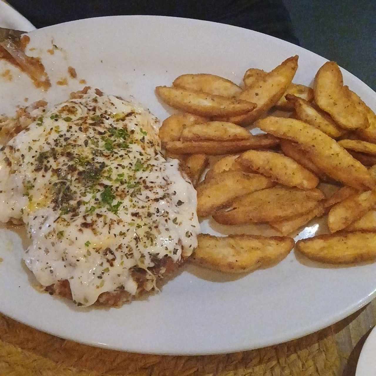 Milanesa de pollo a la napolitana con patatas fritas