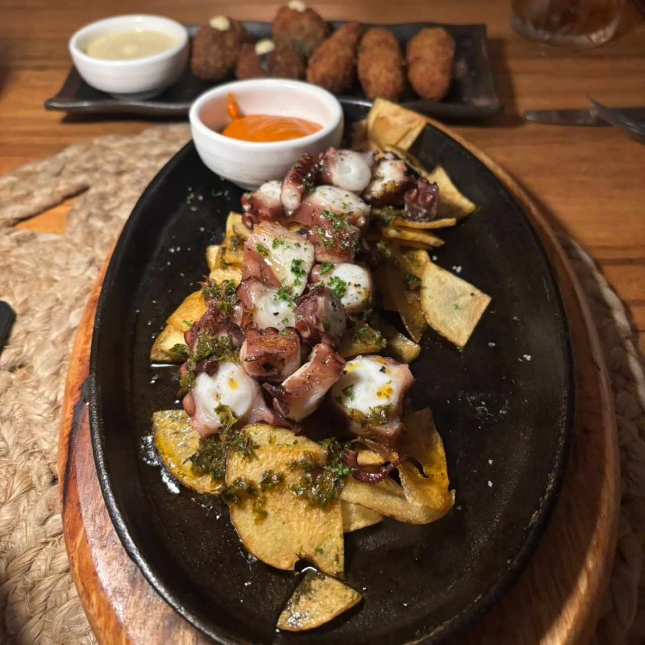 Pulpo a la parrilla con patata nacional y salsa Santa Rita