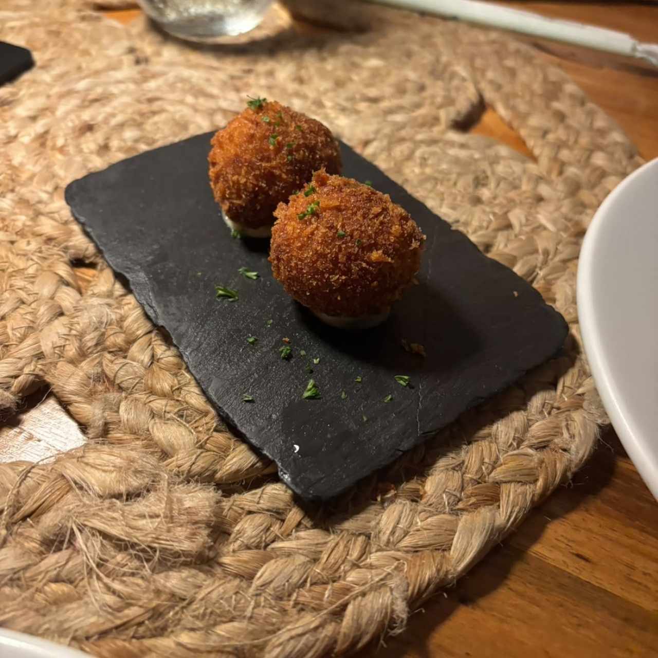 Croquetas de bacalao y pimientos rojos