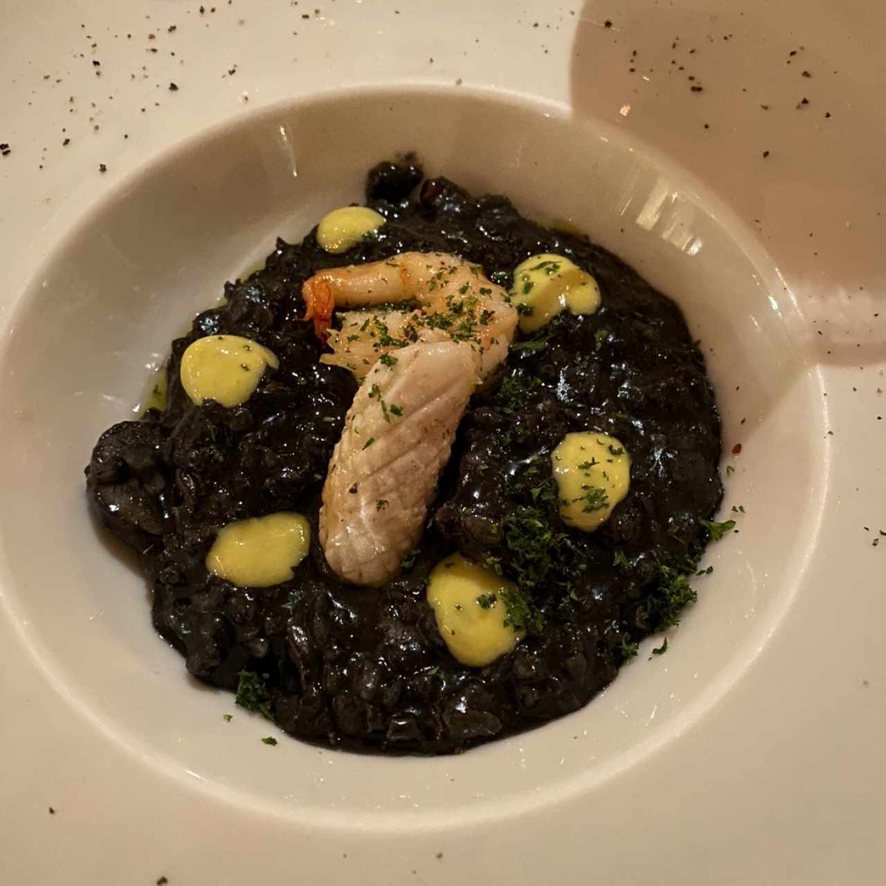 Arroz negro de mariscos con all i oli