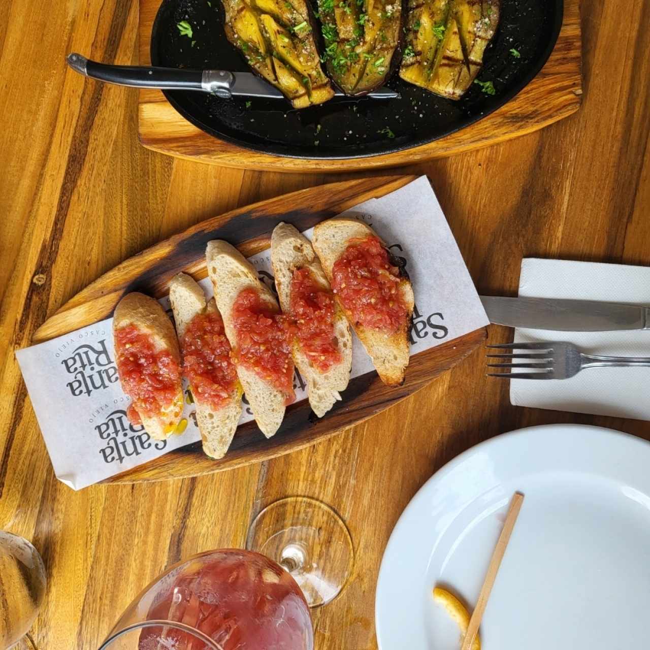 Berenjena a la parrilla con aceite de oliva