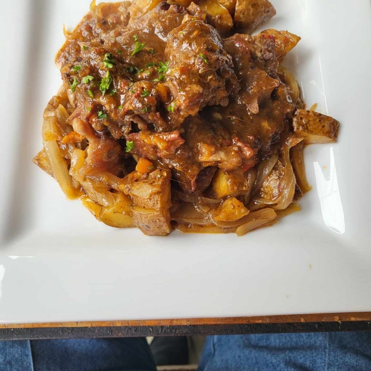 Rabo de buey en su jugo al vino tinto con patatitas