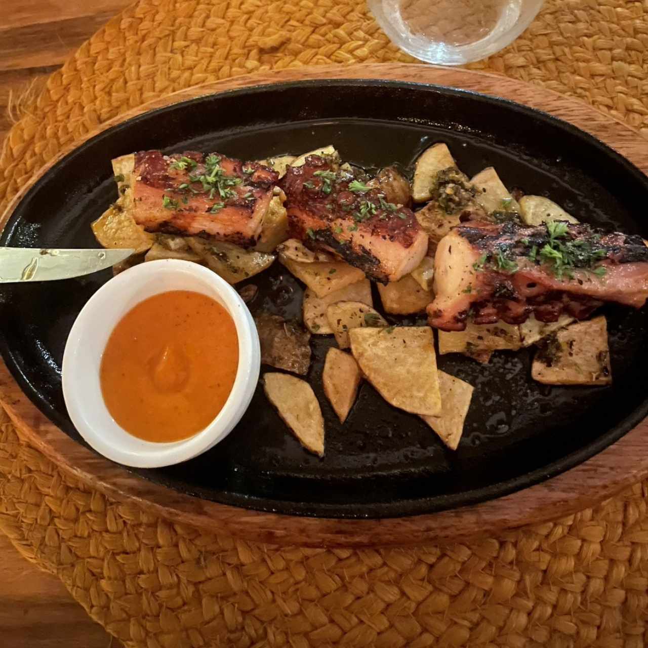 Pulpo a la parrilla con patata nacional y salsa Santa Rita