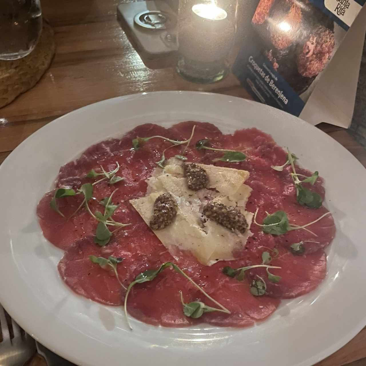 Carpaccio de ternera con escamas de parmesano