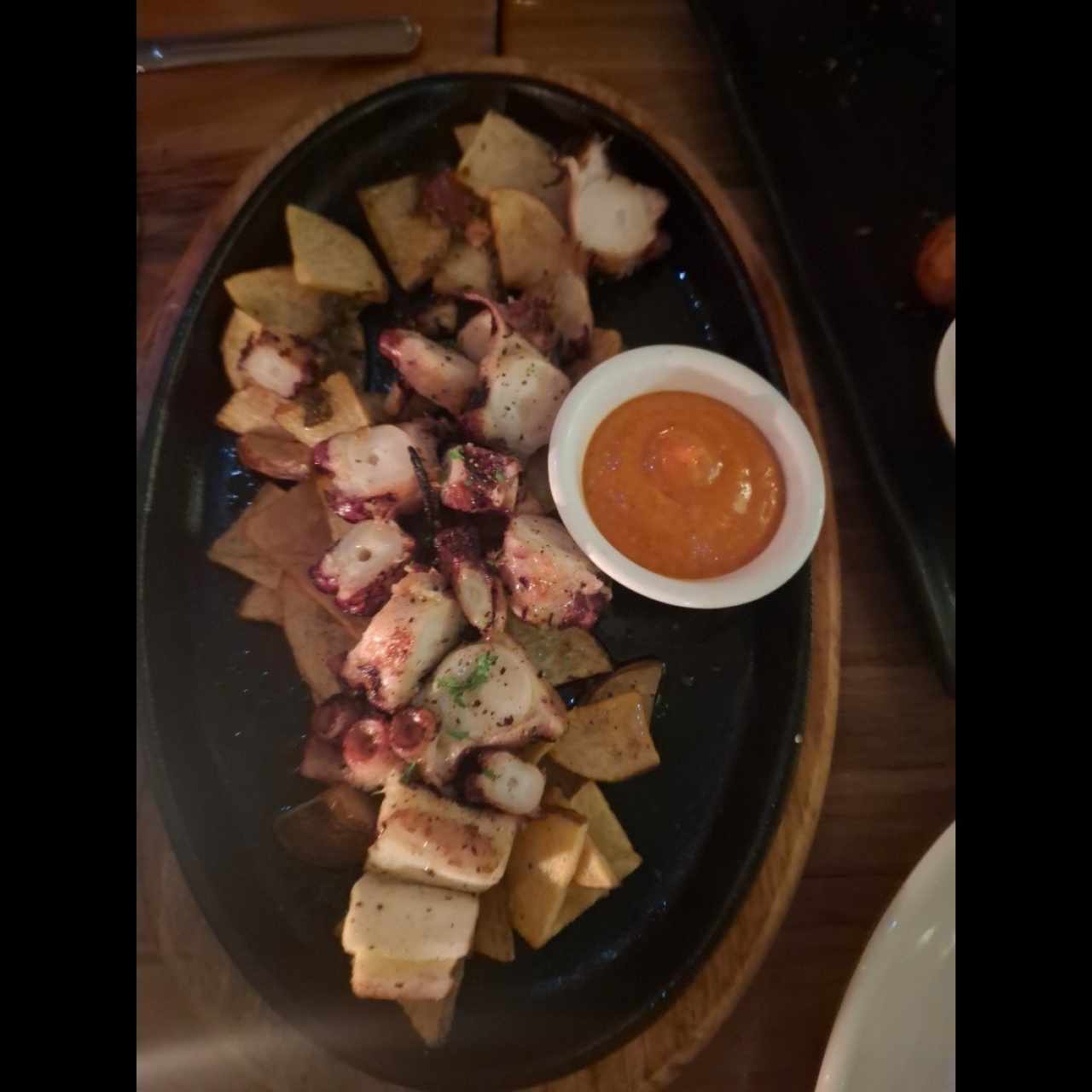 Pulpo a la parrilla con patata nacional y salsa Santa Rita