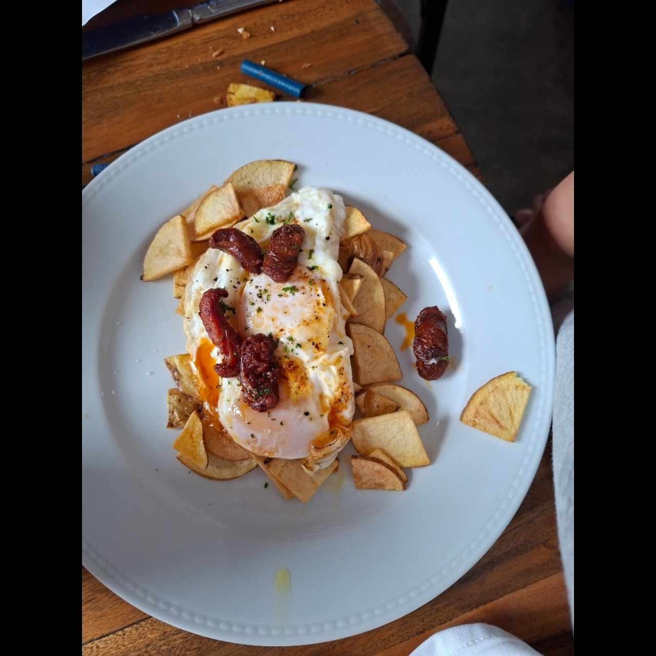 Huevos rotos con chistorra