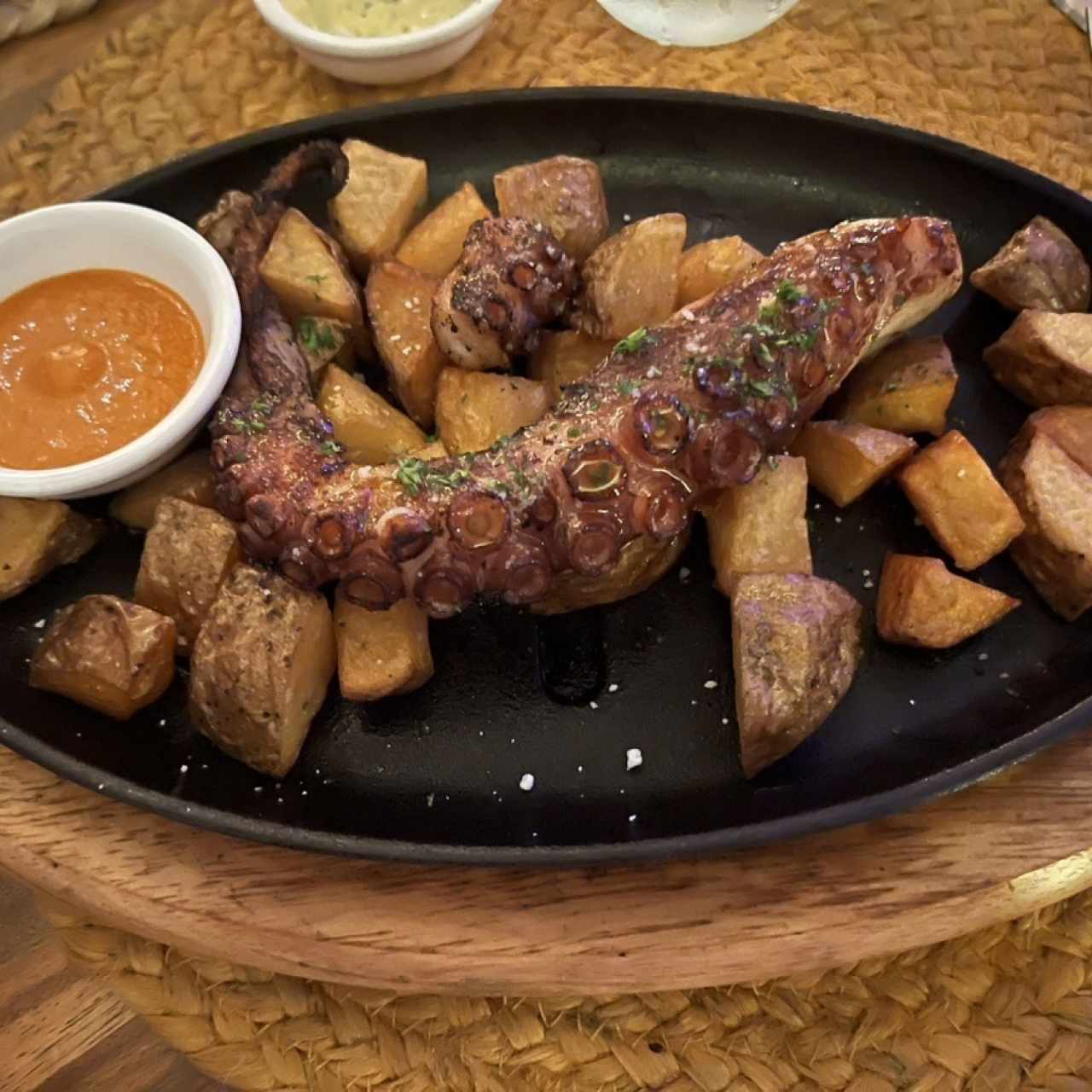 Pulpo a la parrilla con patata nacional y salsa Santa Rita