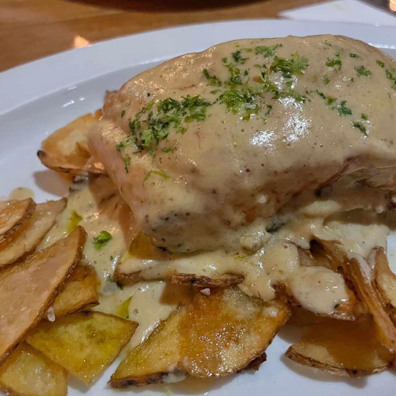 Salmón con salsa de limón y alcaparras sobre patatitas