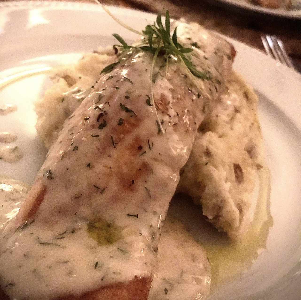 Salmón con salsa de limón y alcaparras sobre patatitas